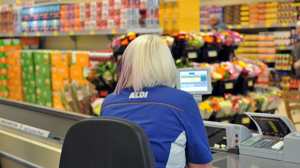 nach 39 jahren als kassiererin bei aldi mit 1900 euro pro monat das ist heute die höhe meiner rente