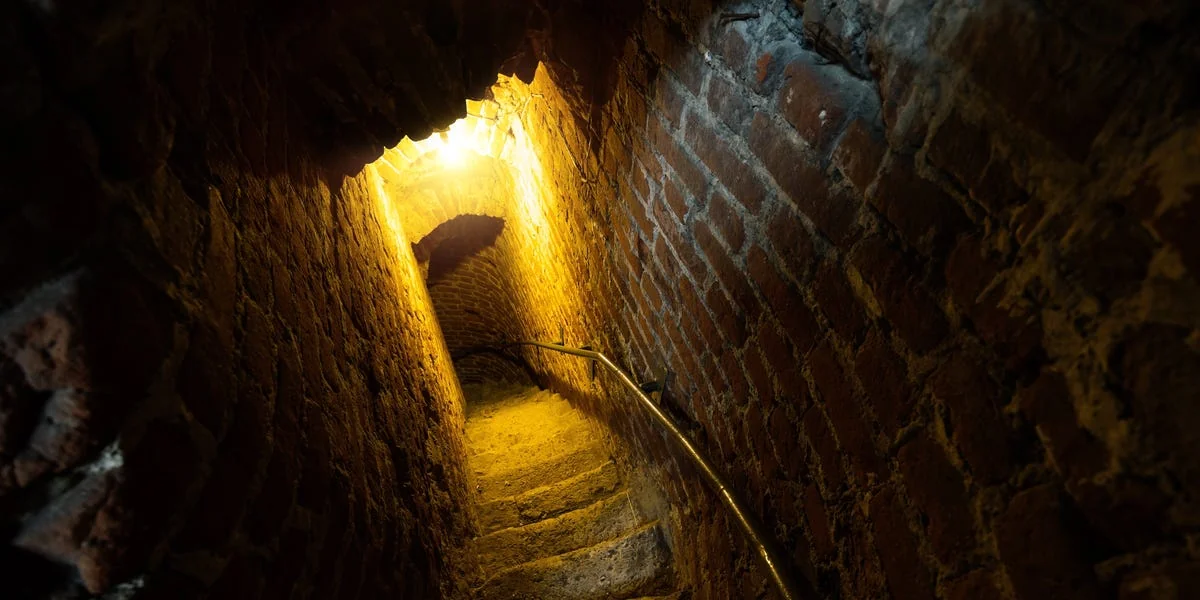 Archäologen folgten einer vergessenen Treppe – und entdeckten eine 400 Jahre alte Begräbnisgruft
