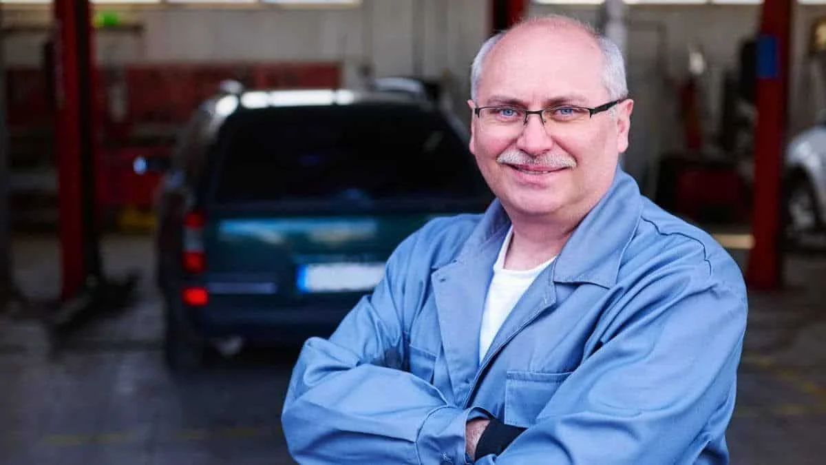 Autofahrer: Seit 50 Jahren Mechaniker, er enthüllt den häufigsten Betrug in einer Kfz-Werkstatt