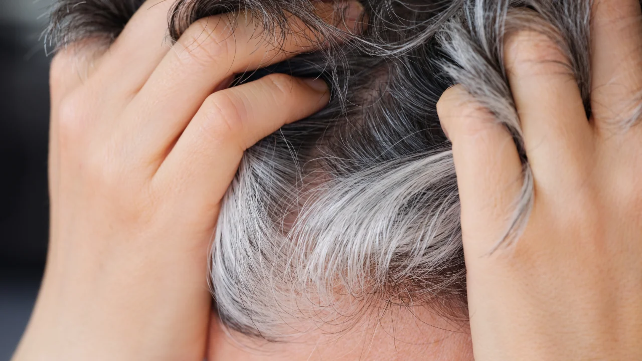 Und wenn graue Haare ein natürlicher Schutzmechanismus gegen Krebs wären? Was die Wissenschaft sagt